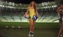 Shakira segura uma bola de futebol no gramado do Maracanã