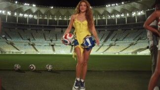 Shakira segura uma bola de futebol no gramado do Maracanã