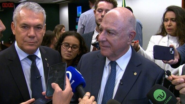 Zé Silva, autor do projeto; e Arnaldo Jardim, relator; em entrevista coletiva (Foto: Reprodução/TV Câmara)
