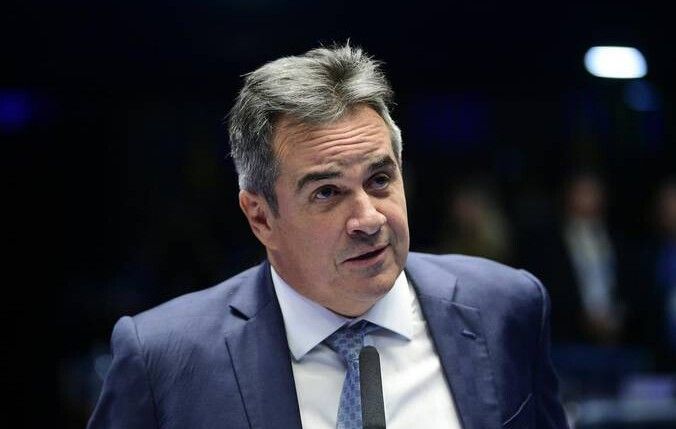 Ciro Nogueira fala ao microfone durante sessão no Senado
