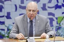 Deputado Arnaldo Jardim fala ao microfone