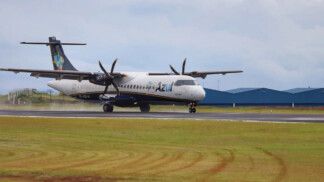Avião da Azul taxiando na pista