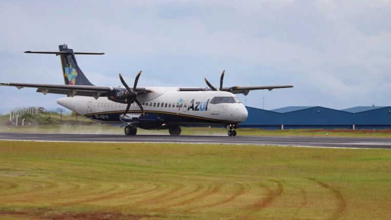 Avião da Azul taxiando na pista