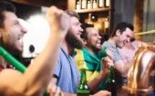 Torcedores assistem a jogo em um bar