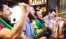 Torcedores assistem a jogo em um bar