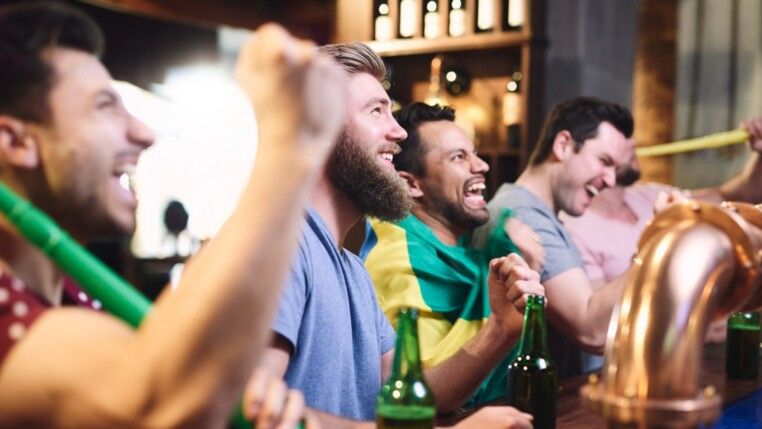Torcedores assistem a jogo em um bar
