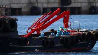 Passageiros do navio de cruzeiro MV Hondius, afetados por um surto de hantavírus, são transferidos de barco para o porto após desembarcarem, no porto de Granadilla de Abona, em Tenerife, Espanha.