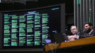 Placar da Câmara no plenário durante votação do projeto que torna crime aumento abusivo de preços de combustíveis