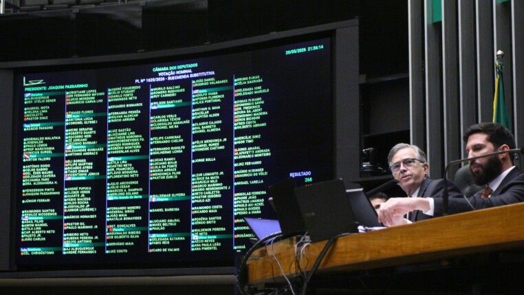 Placar da Câmara no plenário durante votação do projeto que torna crime aumento abusivo de preços de combustíveis