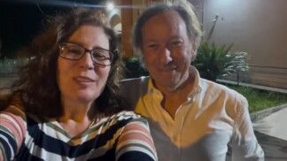 Carla Zambelli e o advogado Pieremilio Sammarco após ser solta na Itália