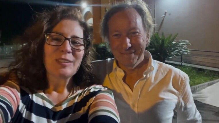 Carla Zambelli e o advogado Pieremilio Sammarco após ser solta na Itália