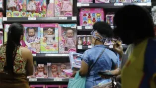 Mulheres observam brinquedos em prateleiras