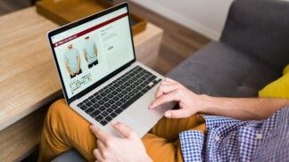 Jovem comprando roupas online