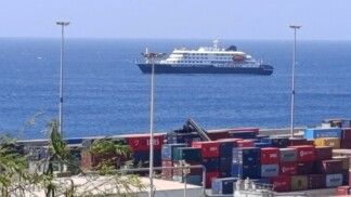 Navio de cruzeiro MV Hondius atracado no porto da Cidade da Praia, em Cabo Verde, enquanto autoridades de saúde investigavam suspeitas de casos de hantavírus a bordo da embarcação. Passageiros não foram autorizados a deixar o navio. Imagem registrada em 04/05/2026 com telefone celular.