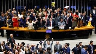 DF - 6X1/JORNADA/PEC/CÂMARA/VOTAÇÃO/APROVAÇÃO - POLÍTICA - A Câmara dos Deputados aprovou nesta quarta-feira, 27, em primeiro turno, a proposta de emenda à Constituição (PEC) que acaba com a escala 6x1 e reduz a jornada de trabalho de 44 para 40 horas semanais. O tema é bandeira eleitoral do presidente Luiz Inácio Lula da Silva e foi abraçado pelo presidente da Câmara, Hugo Motta (Republicanos-PB).O texto foi aprovado por 472 a 22 - precisava de pelo menos 308 votos para passar. 27/05/2026 - Foto: WILTON JUNIOR/ESTADÃO CONTEÚDO