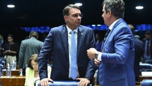 Flávio Bolsonaro e Ciro Nogueira conversam no plenário do Senado
