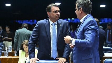 Flávio Bolsonaro e Ciro Nogueira conversam no plenário do Senado
