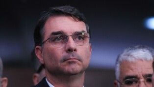 Senador Flávio Bolsonaro e Parlamentares da oposição durante coletiva a imprensa para falar sobre a condenação no STF.