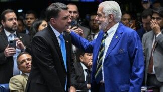 Flávio Bolsonaro e Jaques Wagner conversam no Senado durante sessão deliberativa ordinária destinada à deliberação de autoridades