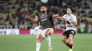 Disputa de bola no jogo entre Fluminense e Vitória