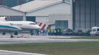 Passageiros evacuados do navio de cruzeiro MV Hondius, afetado por um surto de hantavírus, na pista do Aeroporto de Le Bourget, perto de Paris, na França