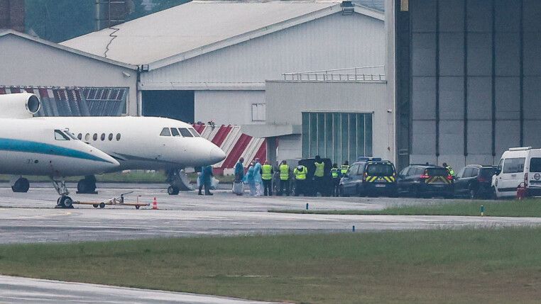 Passageiros evacuados do navio de cruzeiro MV Hondius, afetado por um surto de hantavírus, na pista do Aeroporto de Le Bourget, perto de Paris, na França
