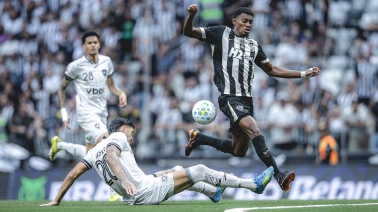 Lance do jogo entre Galo e Fogão