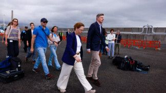 Membros do consulado da Holanda visitam o porto de Granadilla de Abona, em Tenerife, Ilhas Canárias, na Espanha, onde se espera a chegada do navio de cruzeiro MV Hondius, atingido por um surto mortal de hantavírus