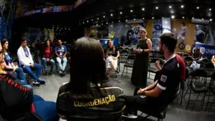 Reunião de pessoas para assistir a uma palestra sobre o futebol feminino