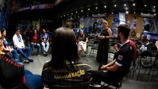 Reunião de pessoas para assistir a uma palestra sobre o futebol feminino