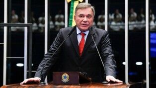 Alvaro Dias fala ao microfone durante discurso no Senado