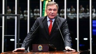 Alvaro Dias fala ao microfone durante discurso no Senado