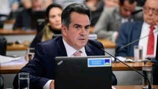 Ciro Nogueira fala ao microfone durante sessão no Senado