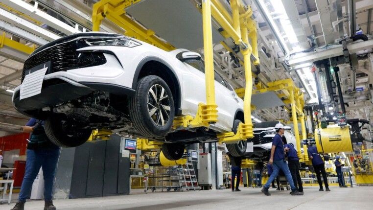 Carros suspensos, em linha de montagem