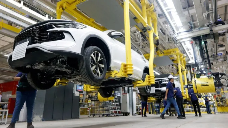 Carros suspensos, em linha de montagem