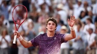 O brasileiro João Fonseca comemora a vitória sobre o sérvio Novak Djokovic pela terceira rodada de Roland Garros