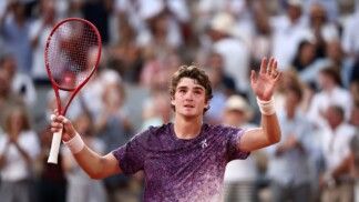O brasileiro João Fonseca comemora a vitória sobre o sérvio Novak Djokovic pela terceira rodada de Roland Garros