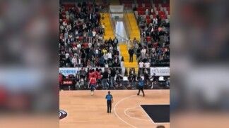 Briga generalizada em jogo de basquete em Portugal