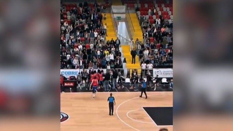 Briga generalizada em jogo de basquete em Portugal