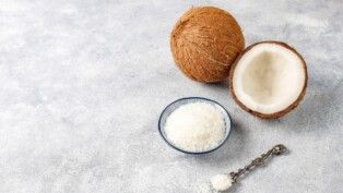 Coco inteiro e vários pedaços de coco