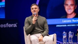 Luciano Huck no Fórum Esfera 2026, em Guarujá (SP)