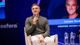 Luciano Huck no Fórum Esfera 2026, em Guarujá (SP)