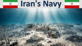 Montagem digital satírica que utiliza ironia visual para comentar sobre a situação da Marinha do Irã. A imagem sobrepõe o título "Iran's Navy" e as bandeiras nacionais a um cenário de fundo do mar repleto de destroços e navios naufragados, sugerindo ineficácia ou destruição militar