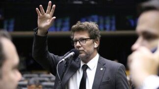 Mario Frias no plenário da Câmara