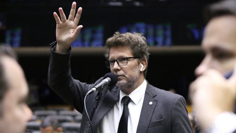 Mario Frias no plenário da Câmara