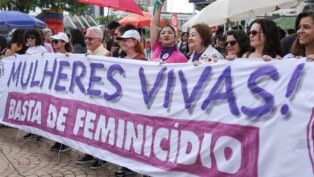 Brasília (DF), 07/12/2025 - O Levante Mulheres Vivas realiza ato na área central de Brasília para denunciar o feminicídio e todas as formas de violência contra mulheres. Foto: Marcelo Camargo/Agência Brasil