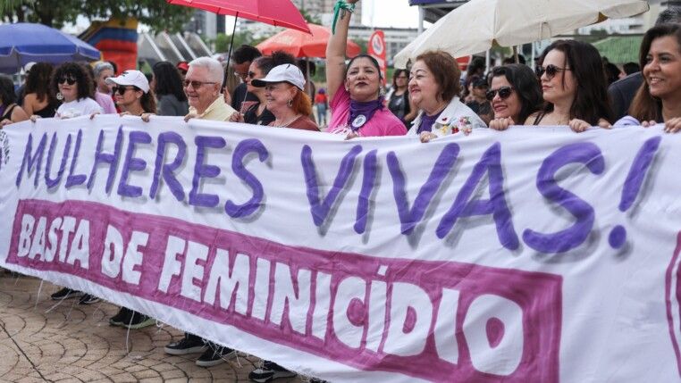 Brasília (DF), 07/12/2025 - O Levante Mulheres Vivas realiza ato na área central de Brasília para denunciar o feminicídio e todas as formas de violência contra mulheres. Foto: Marcelo Camargo/Agência Brasil