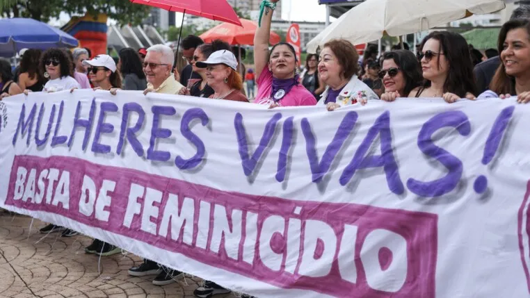 Brasília (DF), 07/12/2025 - O Levante Mulheres Vivas realiza ato na área central de Brasília para denunciar o feminicídio e todas as formas de violência contra mulheres. Foto: Marcelo Camargo/Agência Brasil