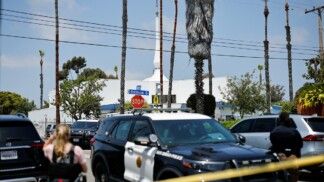 Equipes de emergência atuam no local de um ataque a tiros no Centro Islâmico de San Diego, com fitas de isolamento na área, em San Diego, Califórnia, nos Estados Unidos