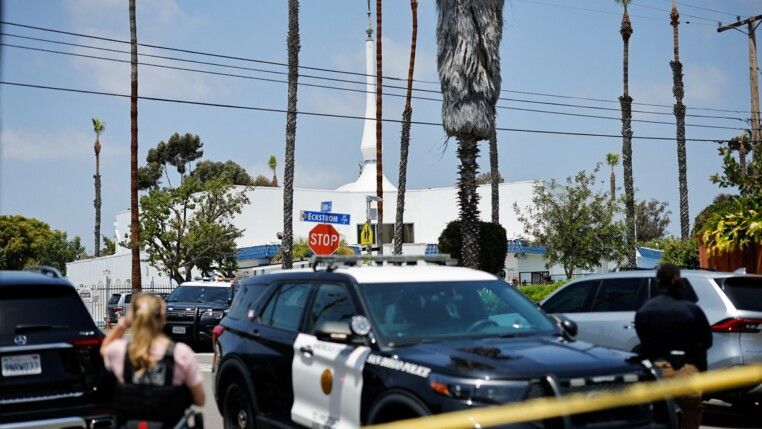 Equipes de emergência atuam no local de um ataque a tiros no Centro Islâmico de San Diego, com fitas de isolamento na área, em San Diego, Califórnia, nos Estados Unidos